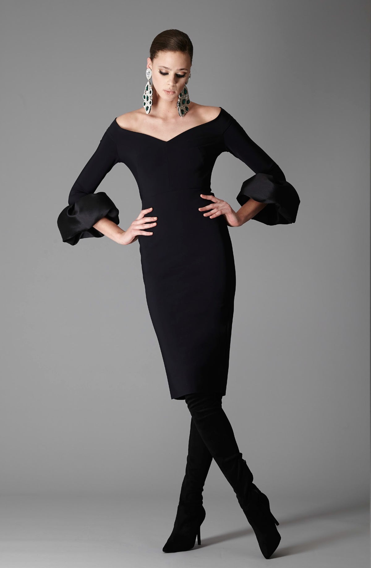 The Greta Constantine Sloane Sweetheart Neckline Cocktail Dress, a captivating and sophisticated choice for evening events, featuring long sleeves with dramatic balloon cuffs.