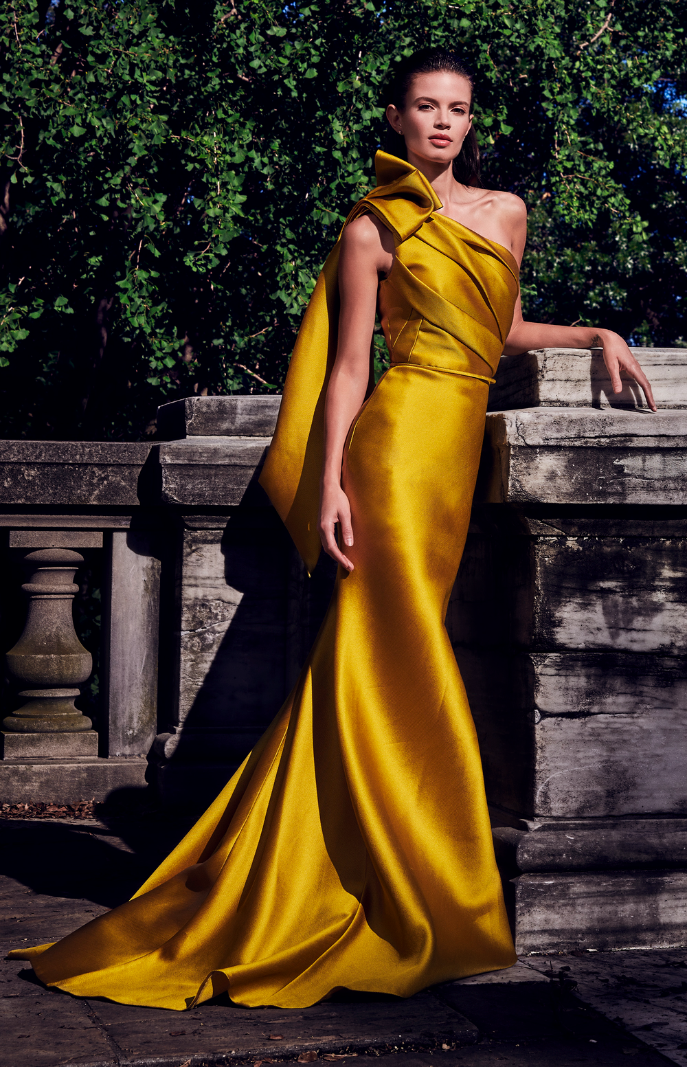 VERDAVAINNE 72521 Golden Delicio One Shoulder Gown, a luxurious gown with one-shoulder design, bias banding, and oversized half-bow, ideal for red carpet events and special occasions.